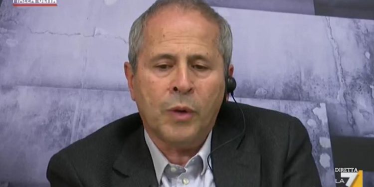 Crisanti: “Vaccino Johnson & Johnson dopo 2 mesi non protegge quasi più”