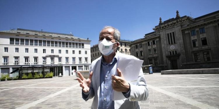 Covid Italia, Crisanti: “Terza dose a tutti se non vogliamo finire come Gb”