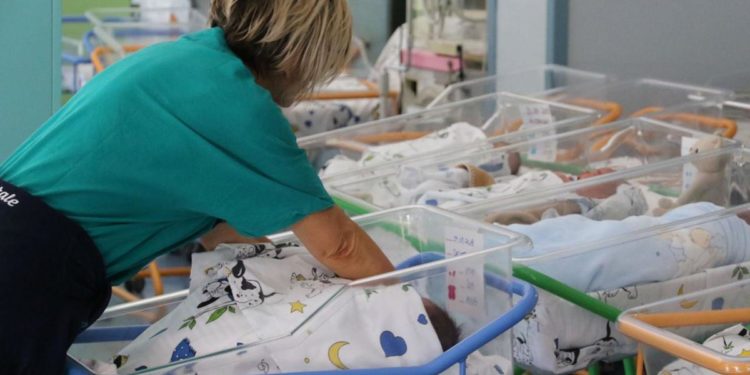 Epidemia virus respiratorio in neonati, è allarme: ospedali italiani pieni