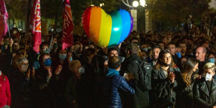 A Milano in 10mila all’Arco della Pace contro stop al Ddl Zan