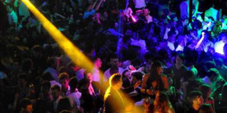 Riapertura discoteche, bozza dl: capienza 50% al chiuso