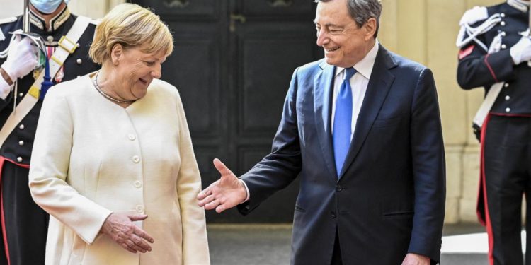 Draghi riceve Merkel a Palazzo Chigi: “Ci mancherà”