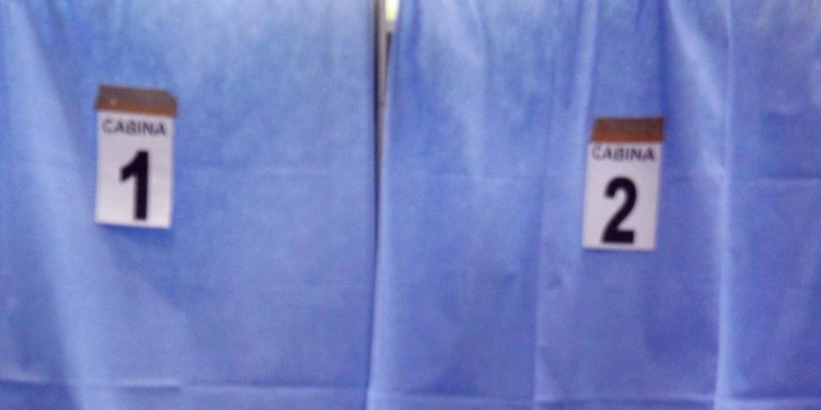 Elezioni Napoli, candidato di Bassolino pubblica foto scattata in cabina