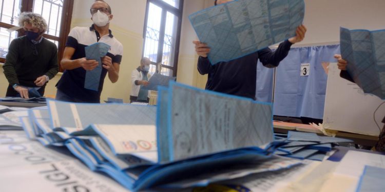 Ballottaggi 2021, seggi aperti fino alle 15. Crollo dell’affluenza