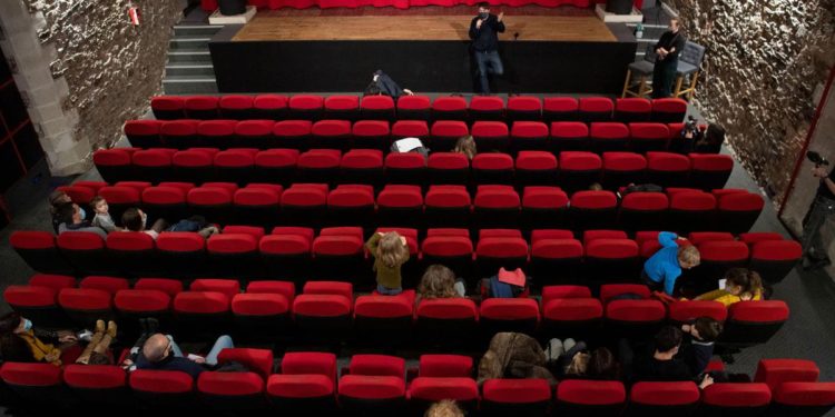 Riapertura discoteche, capienza cinema, teatri e stadi: le misure