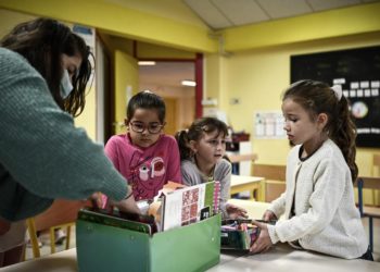 Covid Francia, via mascherine nel 50% delle scuole