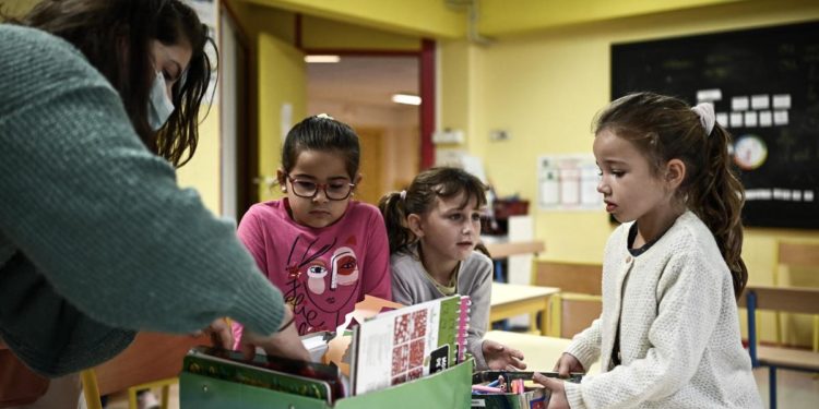 Covid Francia, via mascherine nel 50% delle scuole