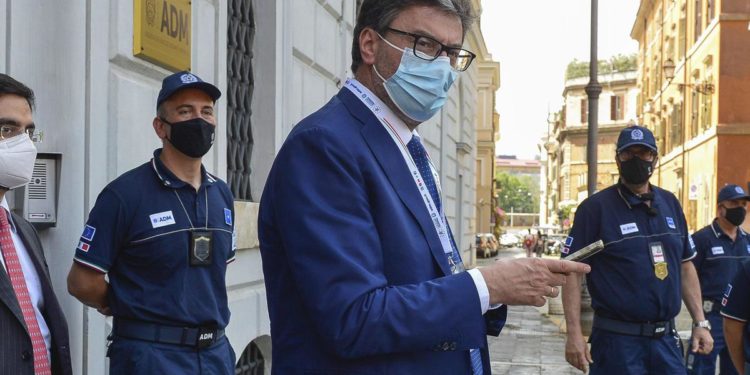 Reddito cittadinanza, lite Patuanelli-Giorgetti in Cdm
