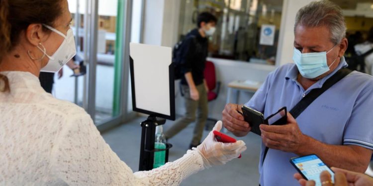 Green pass obbligatorio al lavoro, cosa ne pensano gli italiani: il sondaggio