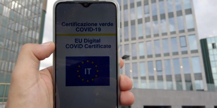 Green pass obbligatorio al lavoro, multe e controlli: tutte le regole