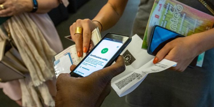 Green pass obbligatorio lavoro, Draghi firma Dpcm: cosa cambia