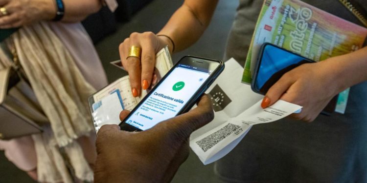 Green pass Italia obbligatorio e prima dose, cosa cambia dal 15 ottobre