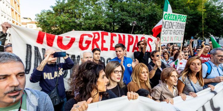 No green pass, protesta a Milano: 8 fermati
