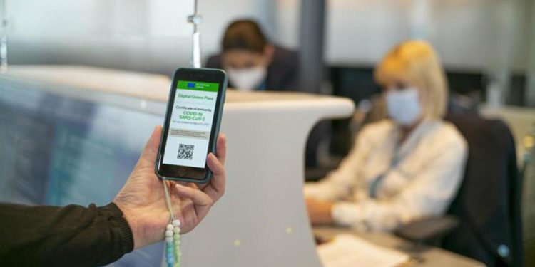 Green pass lavoro, Pregliasco: “No tamponi gratis”