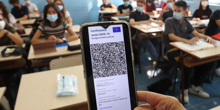 Scuola, genitori Articolo 26: “Tamponi gratuiti per votare in presenza per Consigli Istituto”