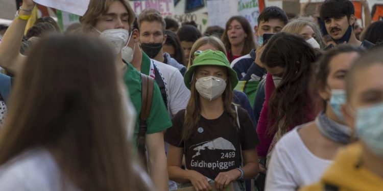 Greta balla ‘Bella ciao’, 7mila in piazza a Milano per il clima