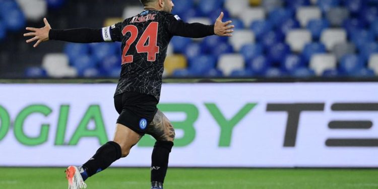 Napoli-Bologna 3-0, azzurri in vetta con il Milan