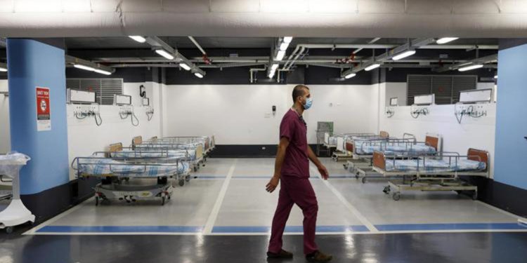 Covid, lapide no vax al cimitero: bufera in Israele