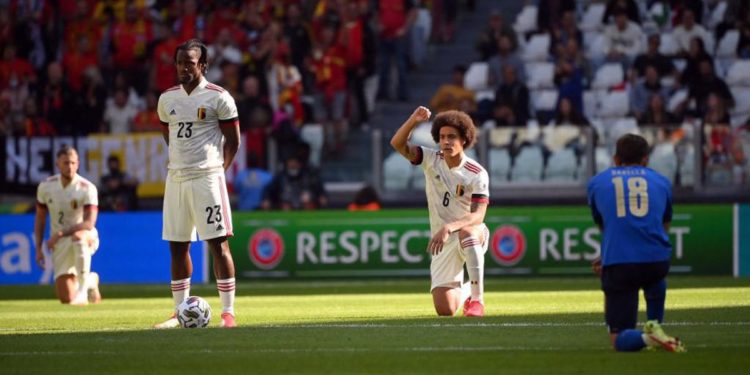 Italia-Belgio, azzurri in ginocchio per Black Lives Matter
