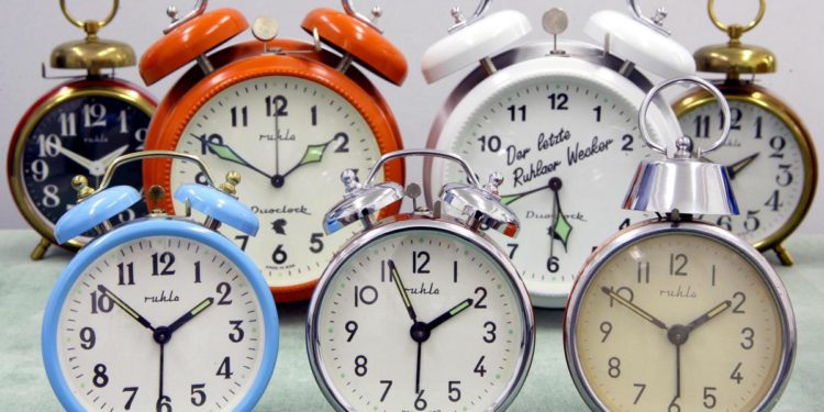 Ora solare, il neurologo: “Cambio orario aumenta rischio infarti”