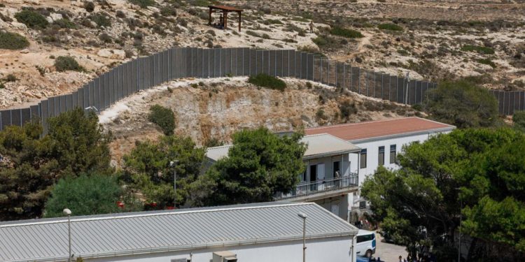 Migranti, si svuota hotspot Lampedusa: restano in 180