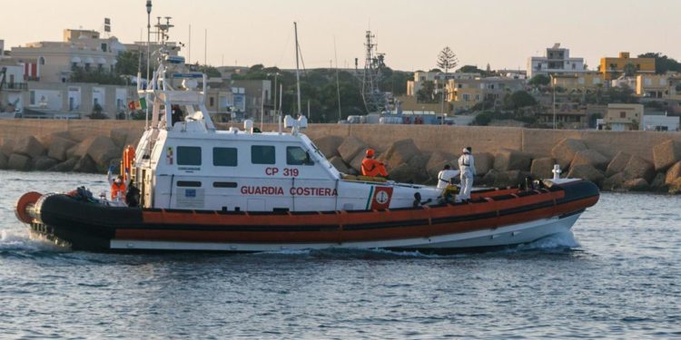 Migranti, 12 sbarchi nella notte a Lampedusa