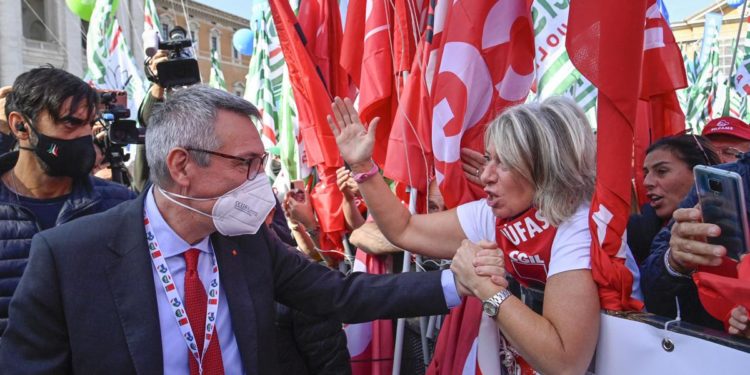 Landini a San Giovanni in cravatta rossa: “Prima volta a un comizio”