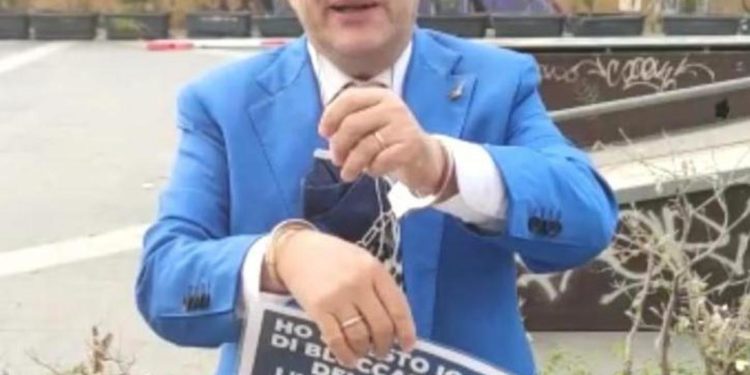 Open Arms, leghista Splendido si ammanetta: “Salvini colpevole? Anche io”