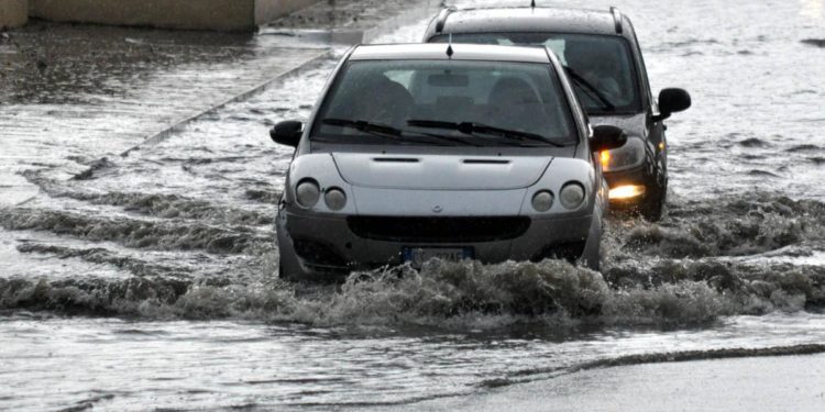 Maltempo a Palermo, pioggia battente e strade allagate