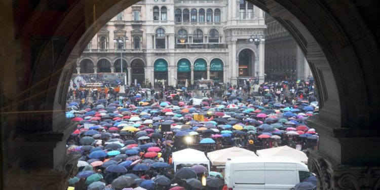 No Green Pass Milano, videomaker aggredito