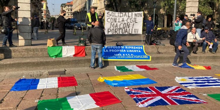 Proteste no Green Pass, in 500 al presidio a Milano