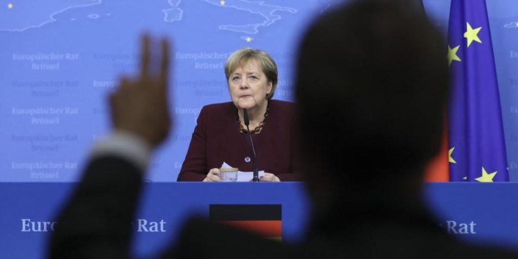 Polonia, Merkel: “Trattati Ue erano noti, li hanno ratificati”