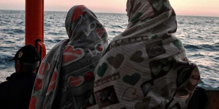 Migranti, “soccorsi in 39 in Sar Malta, anche bimbo e donna svenuta”