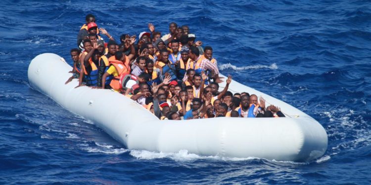 Migranti, Alarm Phone: “68 persone in pericolo, molti bambini”