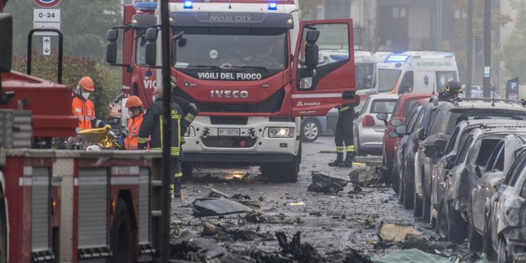 Aereo caduto a Milano, testimone: “Sembrava una bomba”