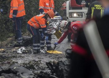Aereo caduto a Milano, pm: “Impatto molto violento, recupero salme difficile”