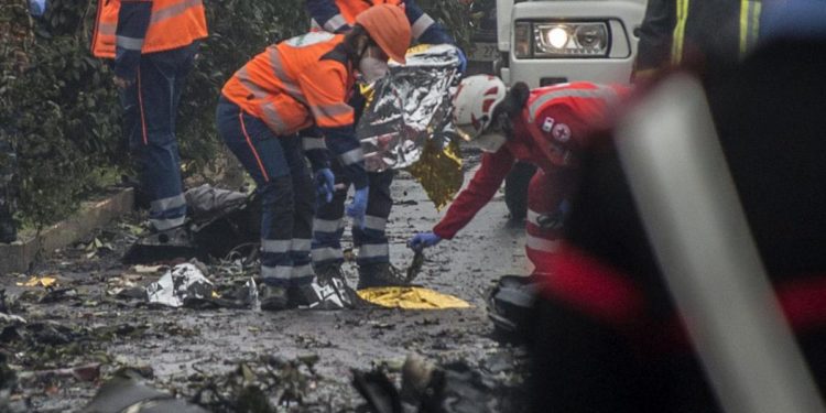 Aereo caduto a Milano, pm: “Impatto molto violento, recupero salme difficile”