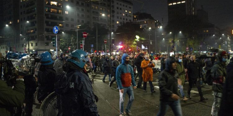 No Green pass Milano, 4 denunciati dopo il corteo