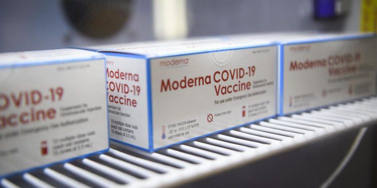 Terza dose vaccino Moderna, esperti Fda non si esprimono: ecco perché