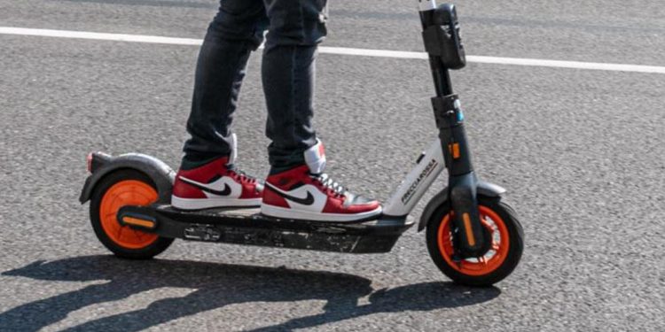 Monopattino elettrico, regole più severe. Strisce blu, multe: le novità