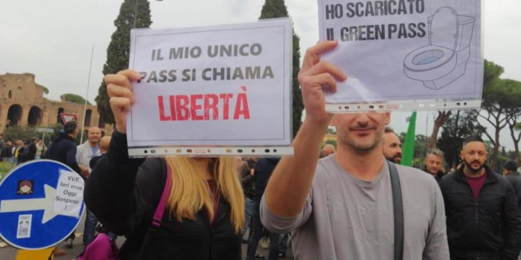 No Green Pass, manifestazioni in tutta Italia: “Noi non molliamo mai”