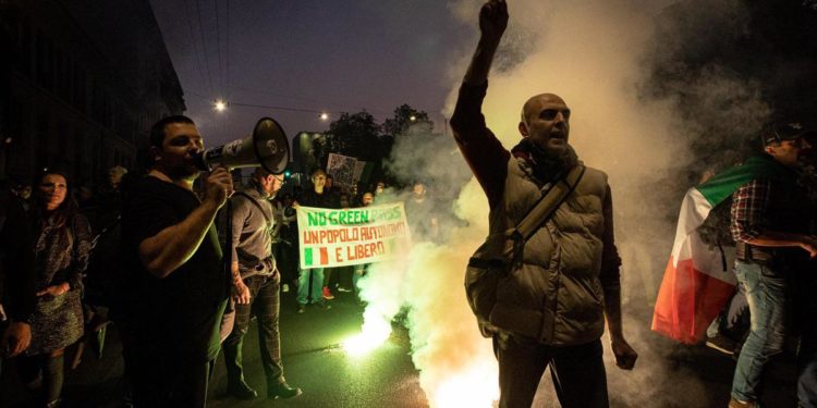 No Green pass, un arresto e 83 denunce per corteo a Milano