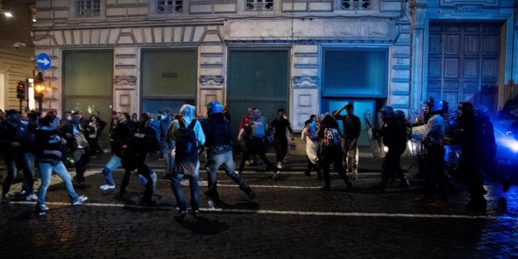 No Green pass, scontri Roma con assalto Cgil: 6 nuove misure