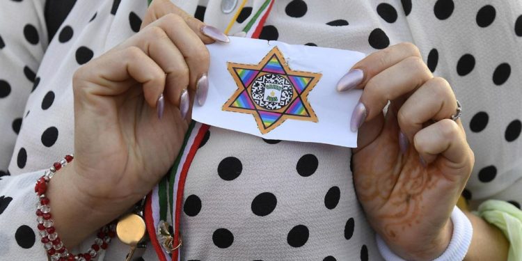 No Green pass choc a Novara, sfilata come prigionieri di Auschwitz