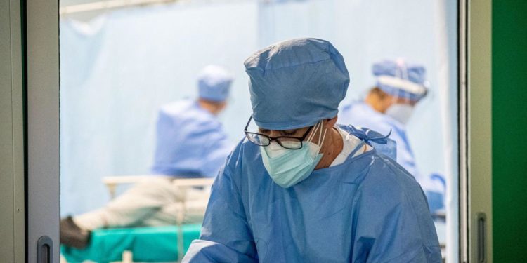 Vaccino covid, “sanitari ancora protetti a 7 mesi da seconda dose”: lo studio