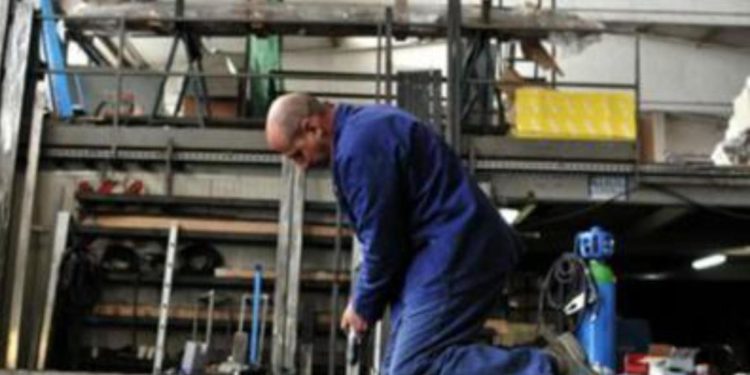 Industria, ad agosto per la produzione industriale leggero calo mensile