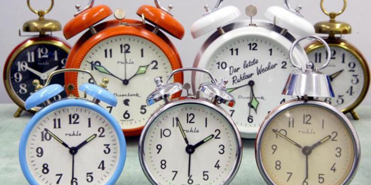 Ora solare 2021, quando cambia: lancette indietro tra oggi e domenica