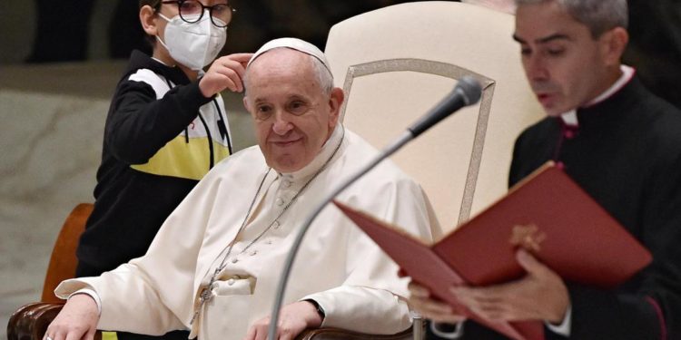 Papa, blitz di un bimbo a udienza generale per salutarlo