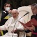 Papa, blitz di un bimbo a udienza generale per salutarlo