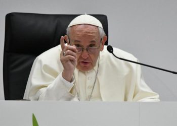 Pedofilia, Papa: “Chiesa incapace di mettere vittime al centro, vergogna”